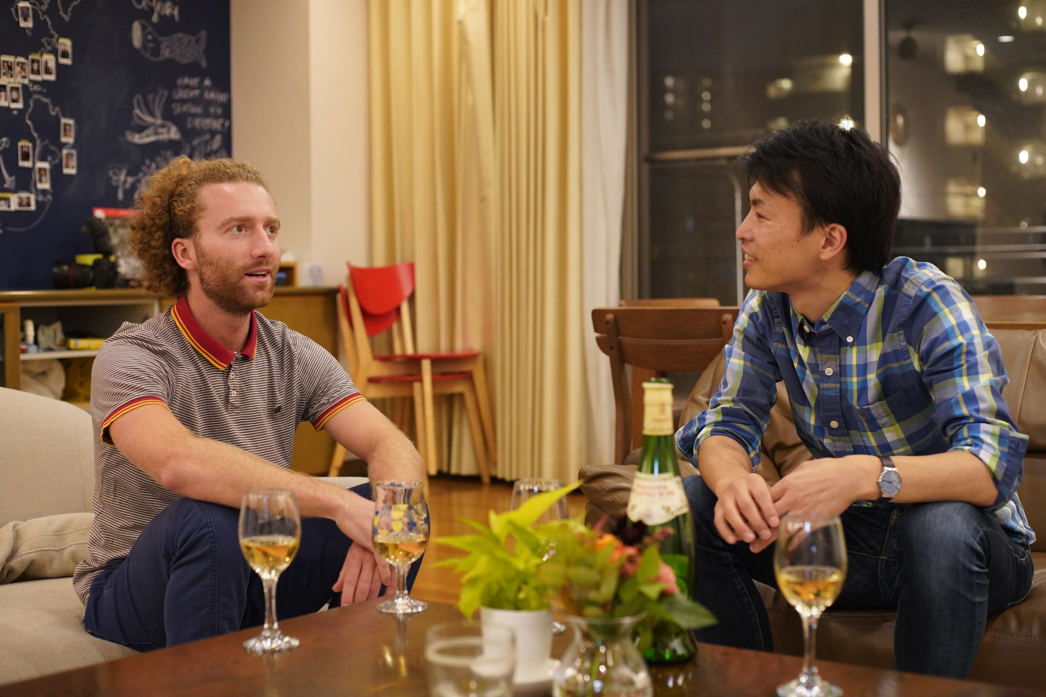 共有リビングで会話するシェアハウスの住人