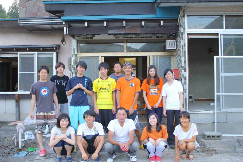 西目屋村の移住支援シェアハウスに集まる学生と地域の人